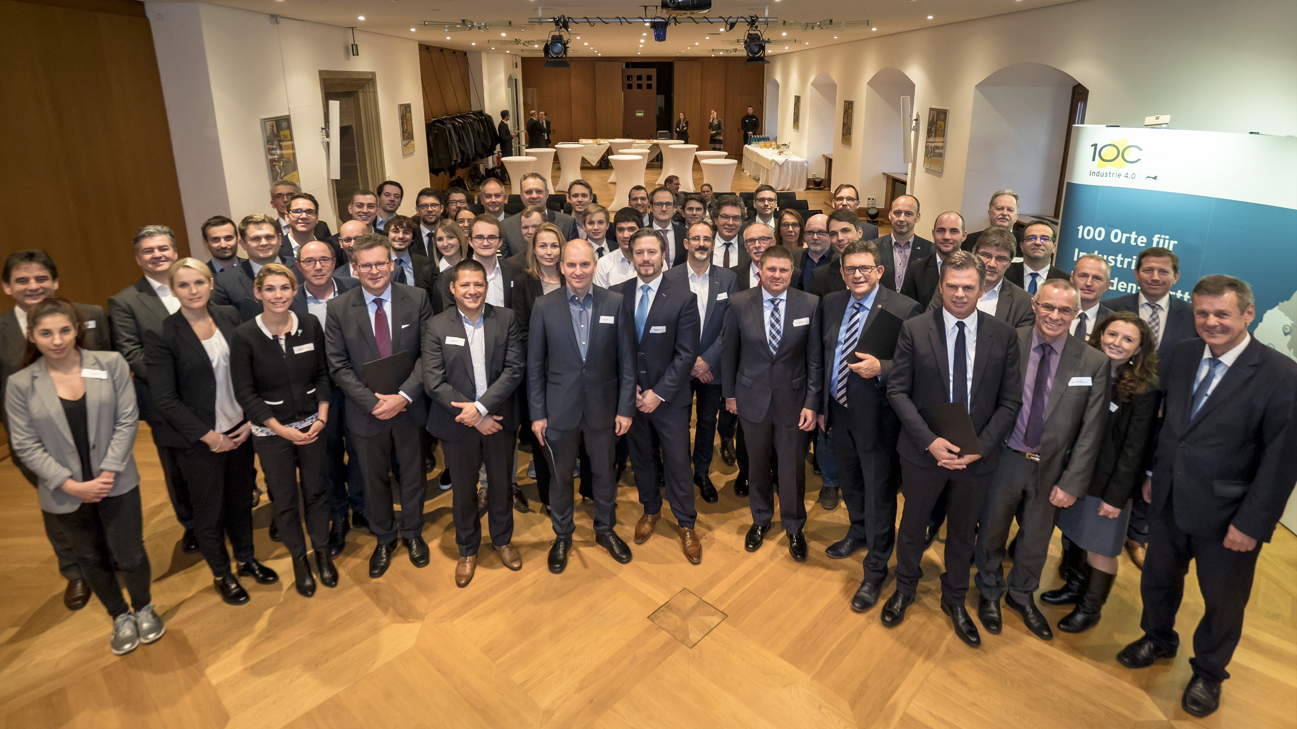 Gruppenfoto des Allianz 100 Award für Optimum GmbH